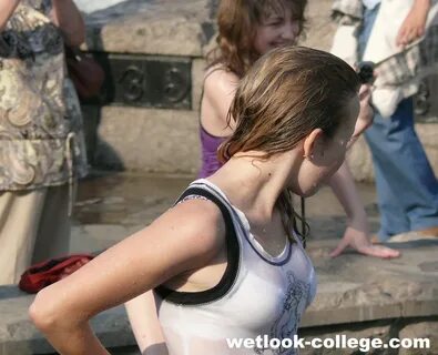 WETLOOK AND CANDID COLLEGE GIRLS: Photos of fountain girls