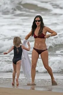 Jennifer Garner Reveals Her Amazing Bikini Body on the Beach