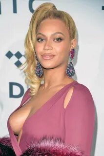 Beyonce Deep Cleavage in Pink Dress Pics.