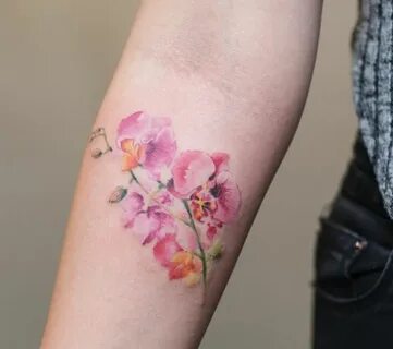 Нам нравится татуировка с цветком и бесконечность ее вариаци