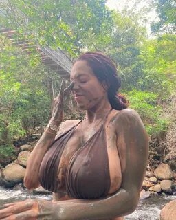 28-летняя модель и звезда социальных сетей Даниэлли Айала (Danielley Ayala) на с