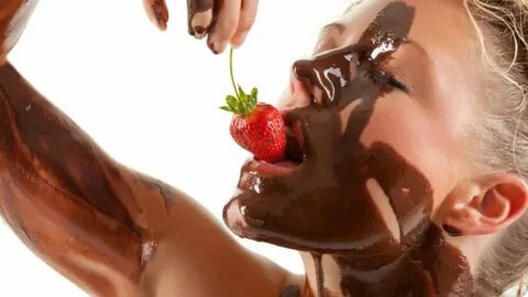 Порно клубника в шоколаде или секс негра и бабы с красными волосами.
