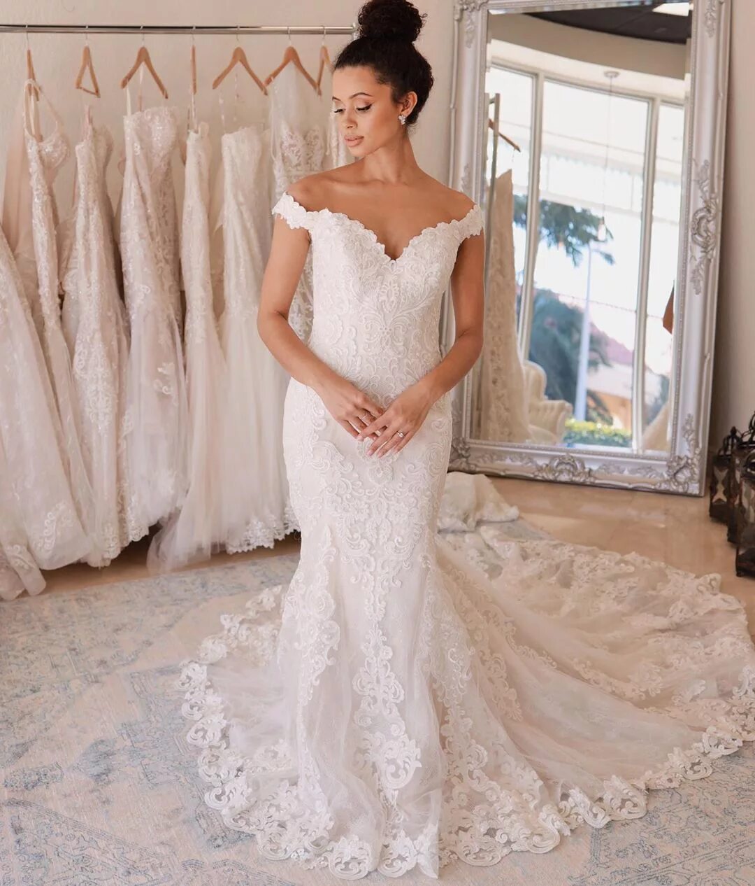 Brides of Florida na Instagrame: "Dreamy off the shoulder cap in this fit...