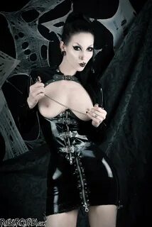 Razor Candi - Goth fetish babe in latex with nipple-clamps P