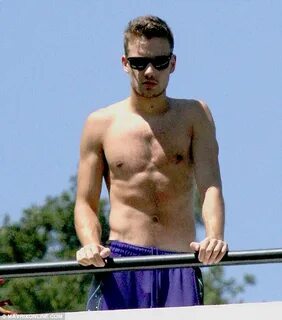 One Direction's Liam Payne gives fans ANOTHER glimpse of buf