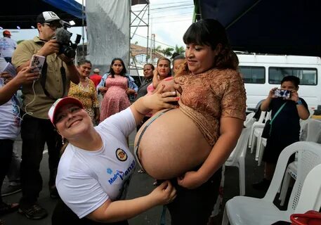 Grávidas disputam título de maior barriga na Nicarágua.