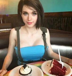 Tracer or Tomb Raider, Cosplayer Amouranth Always Breaks the