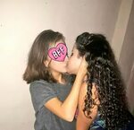 Meninas de 13 anos postam foto se beijando e gera polêmica n