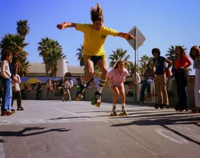 35 Interesting Vintage Photographs of Roller Skaters at Veni