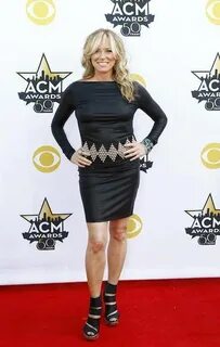 Top 11 Well-Dressed Female Celebs at the 50th ACM Awards 201
