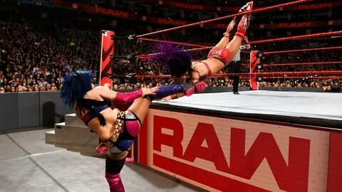 what a vicious knee to sasha's face Wwe superstars, Wrestlem