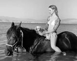 Фрейя Аллан - горячая фотосессия на лошади