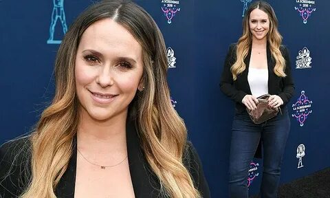 Jennifer Love Hewitt shows off her ample cleavage in plungin