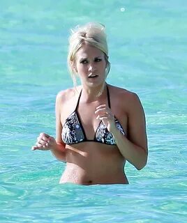 carrie-underwood-bikini-candids-in-tahiti-02 GotCeleb