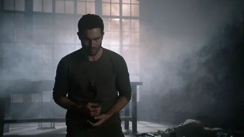 Tyler Hoechlin as Derek Hale in Teen serigala, wolf - The Di