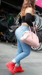 Chava nalgona con jeans pegados Mujeres bellas en la calle