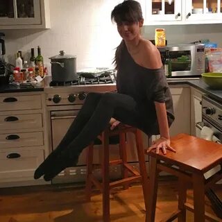 Hilaria Baldwin, yoga y posturas increíbles en su cocina