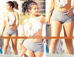 Selena Gomez and Her Camel Toe Spotted on the beach PIC Tune