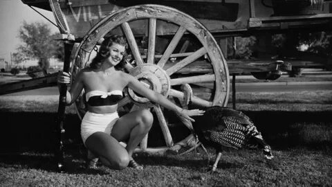 Thanksgiving Pinups Go After Turkey - YouTube