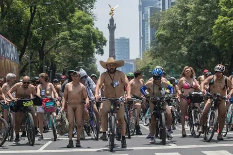 FOTOS: Ciclistas mujeres y hombres pasean desnudos en CDMX N