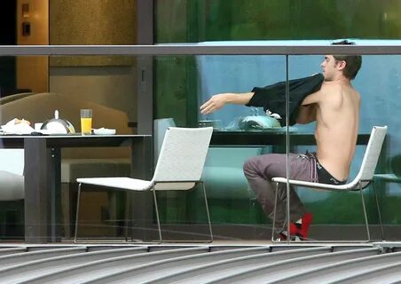Zac efron shows his dick.