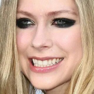 Avril Lavigne Makeup: Black Eyeshadow & Pink Lip Gloss Steal