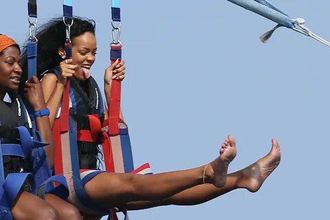 Parasailing In Cannes 24 July 2012 - rihanna foto (31588455)