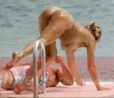Rachel Hunter - Topless swimming, 2006 (5 pics) NudeBase.com