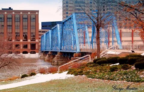 File:Converted Train Bridge. Downtown Grand Rapids.jpg - Wik