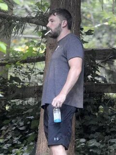 Cele bitchy Exclusive. Ben Affleck Smokes A Cigarette On His