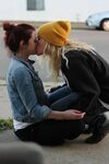 Pin en Woman kissing Woman