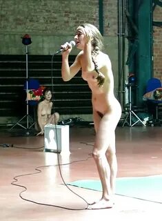 Naked Singer On Stage " mostradelcavallo.eu