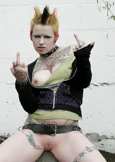 татуированная девушка панк без трусов