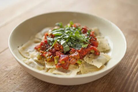 Spinach and ricotta ravioli with asparagus sauce HelloFresh 