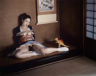 Нобуёси Араки - один из самых знаменитых и эпатажных фотогра