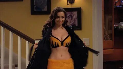 FOTO: Molly Ephraim Cute And Bikini - Loverlem blog