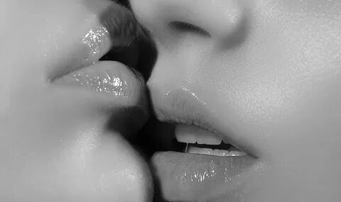 girls tongue kisses