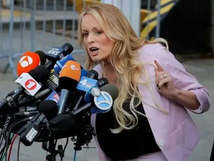 La actriz porno Stormy Daniels sube al estrado en el juicio penal contra Do
