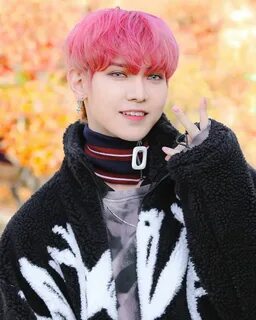 Pink haired Yeosang will be unforgettable 💕 🤧 . © Evening Gl