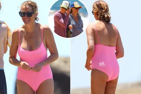 Julia Roberts wows in pink swimsuit in Sydney for Christmas
