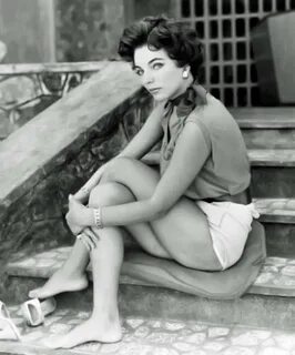 Joan Collins Feet (14 pictures) - celebrity-feet.com
