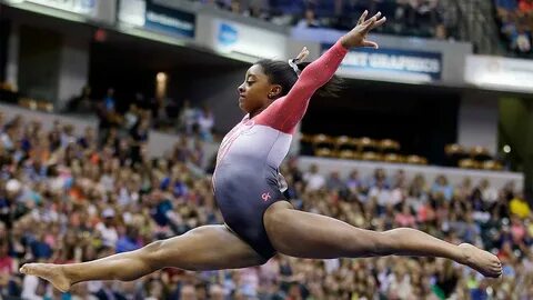 Simone Biles surges to lead at U.S. women's gymnastics champ