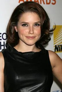 Sophia bush hair, Medium curls, Retro hairstyles