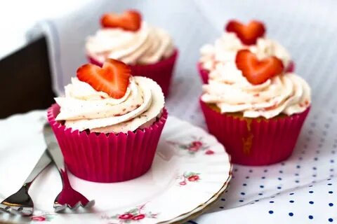 Strawberry and Cream Cupcakes Recipe - Sunday Baking