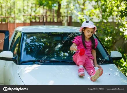 Araba Kaputunda Oturan Küçük Mutlu Kız - Stok Foto © sinenki