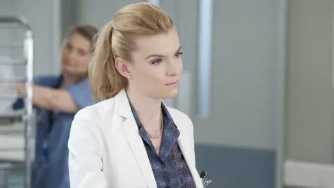 Betty Gilpin irá interpretar Fiona Helbron em Elementary - S