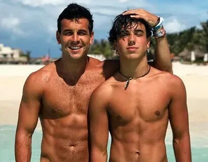 Mario Casas sin camiseta y en familia en la playa Red17