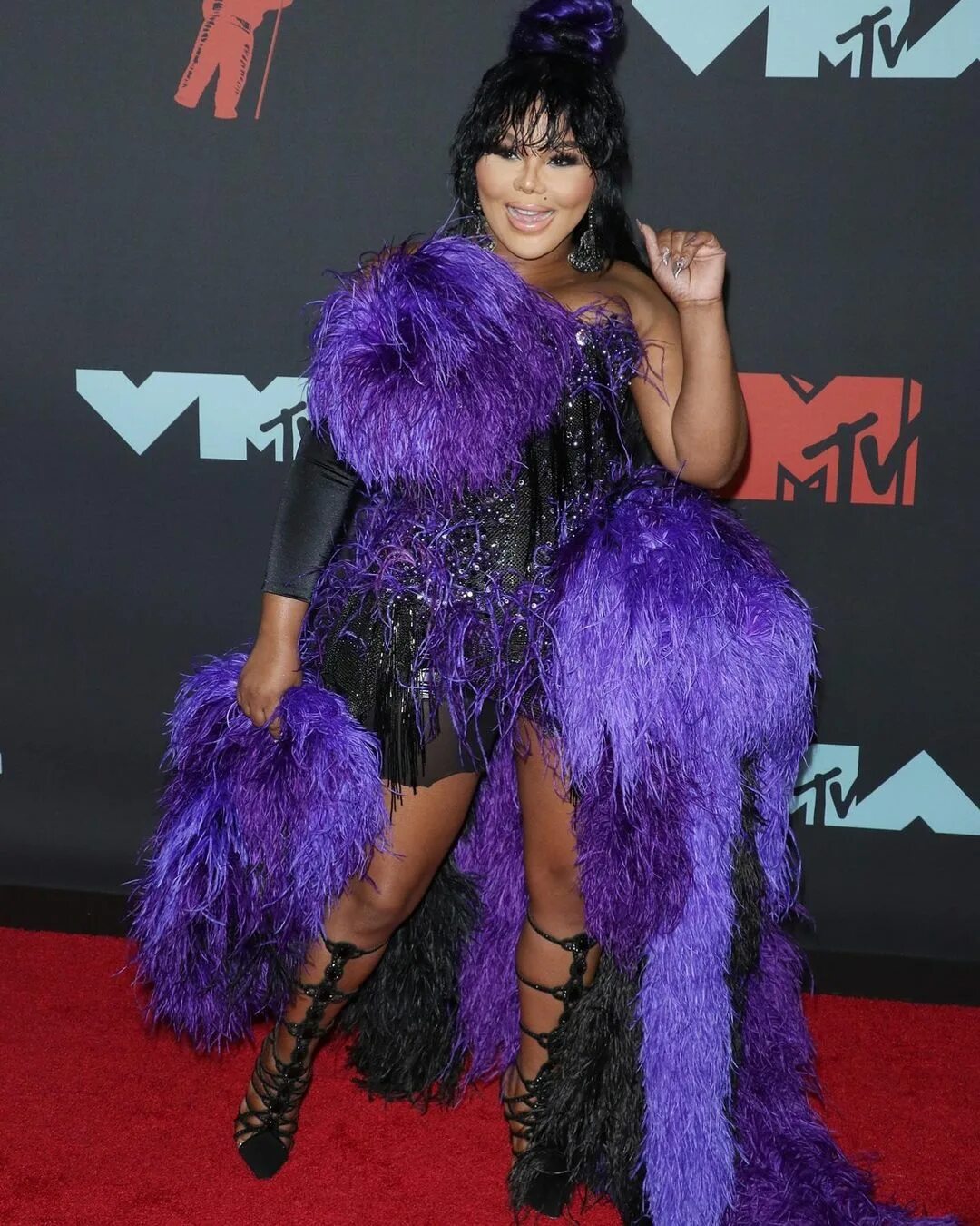 LilKim hits the 2019 #VMAs red carpet wearing purple from head to toe. #lil...