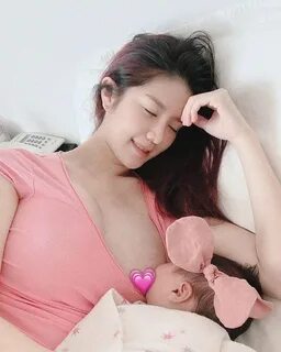 Hotgirl tiếp viên hàng không khoe cận cảnh vén áo cho con bú