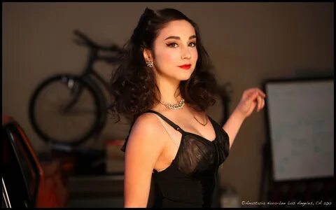 Hot TV Babe Of The Week.Molly Ephraim 天 涯 小 筑